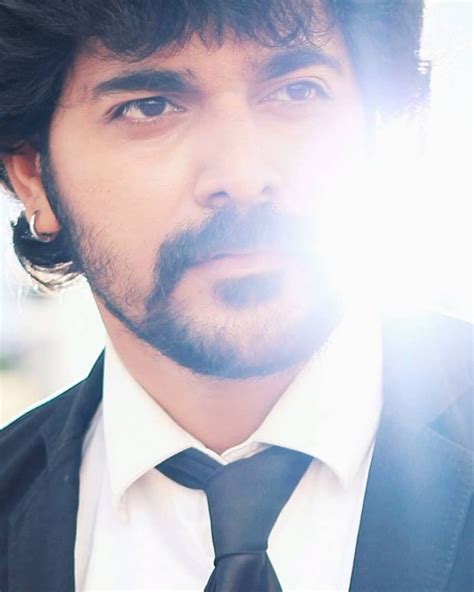 Srinish aravind marriage photos, wife name, family, wedding photo, age, wiki, biography get whole information and details about the actor srinish aravind here. Srinish Aravind Wiki, Biography, Age, Images - News Bugz