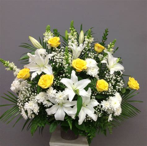 Express your heartfelt condolences with a tasteful sympathy flower arrangement. Funeral & Sympathy Flowers Glendale, CA | Sympathy flowers ...