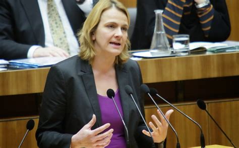 Unsere dagmar belakowitsch sagt daher ganz klar: Belakowitsch: „Biach soll Regierung in Ruhe arbeiten ...