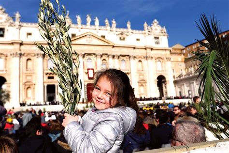 Imitate Jesus Humility And Service Pope Says On Palm Sunday
