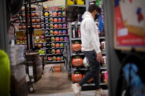 Dicks Sporting Goods Proposed Holiday Hiring Slips To 8600 Amid Higher Labor Costs Reuters