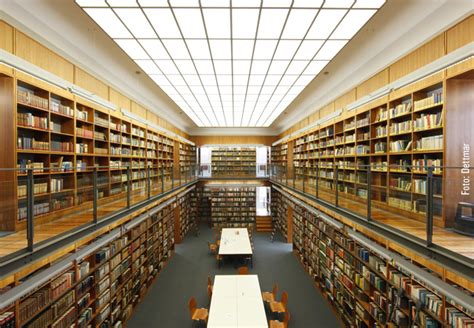 Mit Dem Paternoster Durch Die Bibliothek Aktuelles Aus Der Goethe Universität Frankfurt