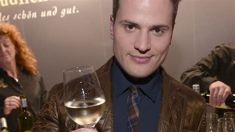 Ist dieses statement an seine ex kim gloss gerichtet? Mit knallpinken Haaren: Rocco Stark joggt bis zum Vatikan ...