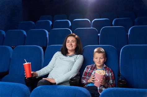 Madre E Hijo Viendo Películas En El Cine Foto Gratis