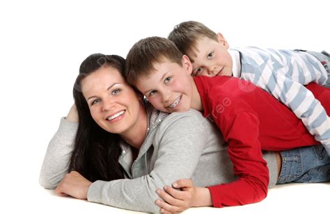 พื้นหลังลูกชายสองคนยิ้มและกอดแม่ของเธอ รูปถ่าย และรูปภาพสำหรับดาวน์โหลด