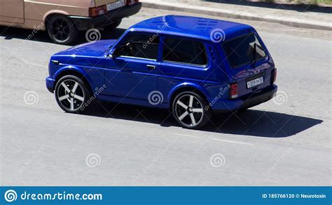 Lada Niva Caminha Na Estrada Imagem Editorial Imagem De Hyundai Luxo