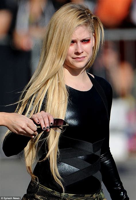 Avril Lavigne Sparks More Pregnancy Rumours As She Steps Out Looking