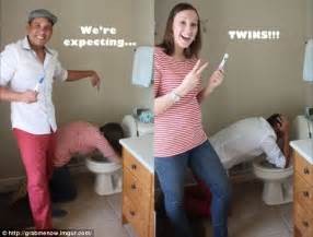 Hilarious Ways Couples Announce Theyre Pregnant In Photos Daily Mail