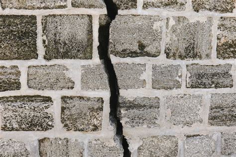 How To Take Care Of Appearing Cracks In A Homes Walls