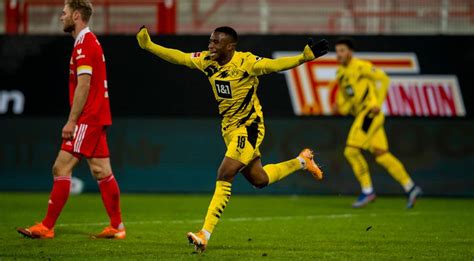 Teen prodigy youssoufa moukoko could become the youngest debutant in bundesliga history this. Moukoko Bundesliga's youngest goalscorer as Dortmund flop | SuperSport