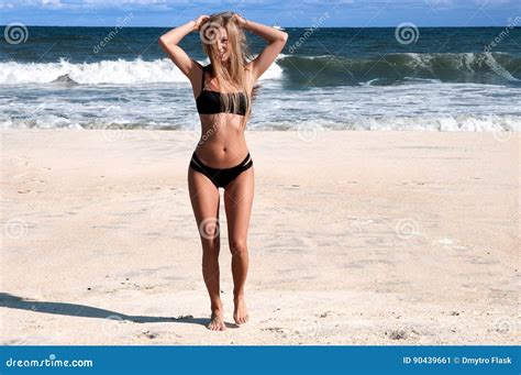 Sexy Frau Im Bikini Auf Dem Sommerstrand Stockbild Bild Von Attraktiv