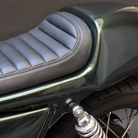 Triumph bonneville bobber seat since 2016 standard gloss and velvet black and beige v2. MonkeeHook Hinckley Triumph Bonneville #leather #custom #seat