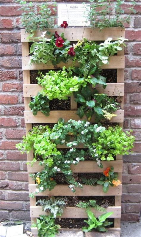 The Easiest Vertical Garden Made With Pallets See How To Make It