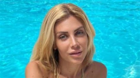 Paola Caruso Il Bikini Blu Troppo Piccolo E Il Seno Inizia A Strabordare Foto Juve Dipendenza