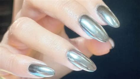 Mirrored Nails Are The Metallic Manicure Here To Replace Chrome Nails