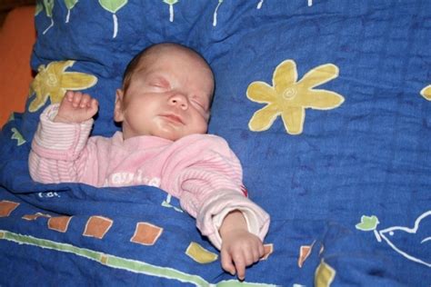 Viele kennen es ja, das baby ist auf dem arm eingeschlafen und man bringt es ins bettchen und schon wacht es wieder auf. Wann soll mein Baby ins Bett? Die richtige Schlafenszeit ...