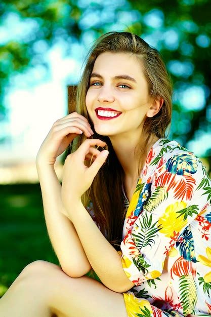 Lustige Stilvolle Sexy Lächelnde Schöne Junge Frau Modell Im Sommer Hellen Hipster Stoff Kleid