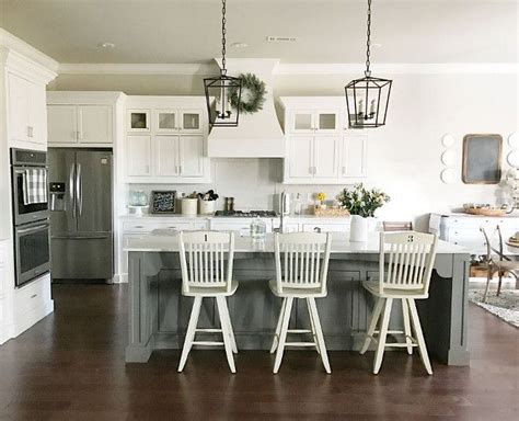 35 Inspiring White Farmhouse Style Kitchen Ideas To Maximize Kitchen