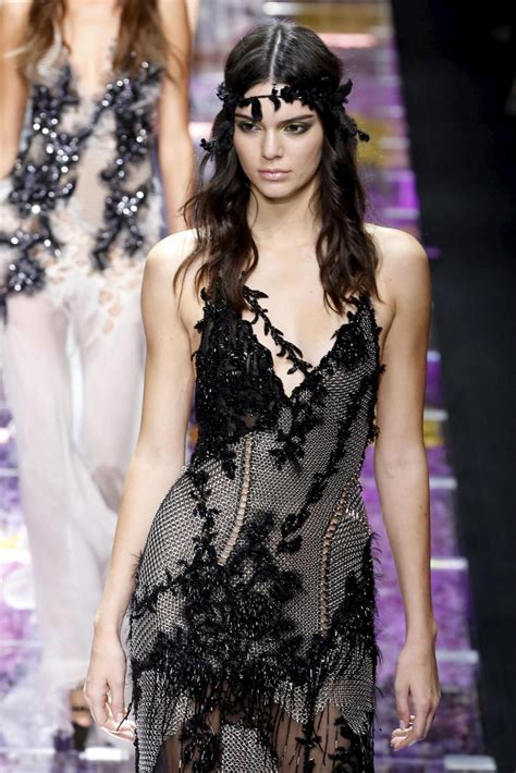 Kendall Jenner Incanta Parigi La Modella Sfila Per Versace Foto 1 Ladyblitz