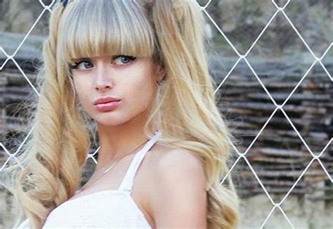 الجديد صور فتاة روسية تحقق شهرة واسعة بفضل ملامحها التي تشبه الدمية باربي