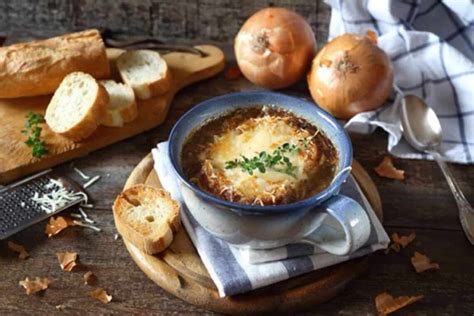 Cómo hacer sopa de cebolla la receta tradicional con la que te quedará