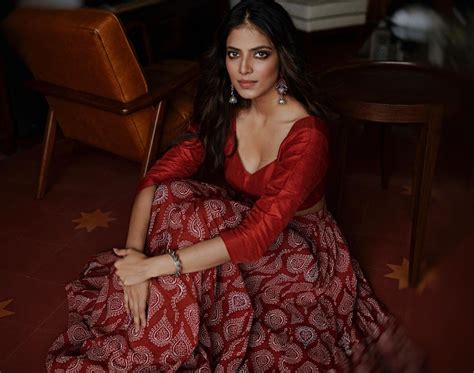 Malavika Mohanan Passes Sultry Vibes In A Blouseless Vintage Saree See