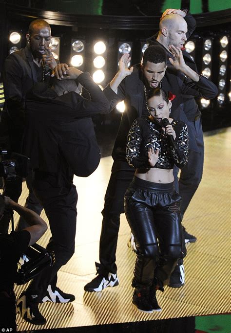 Alicia Keys Shows Off Her Toned Tummy As She Takes The Stage At The NBA All Star Game Half Time