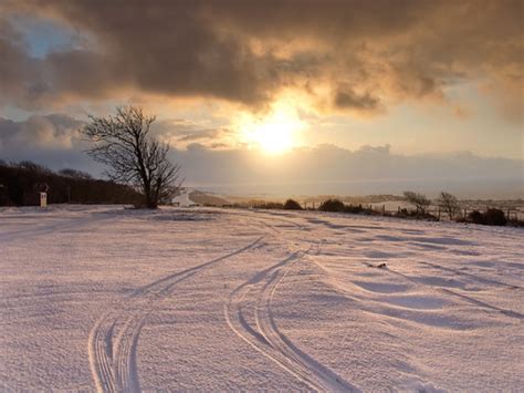 Snowy Sunrise The Sun Rises Over Brading Downs After A Nig Flickr
