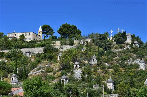 Cette vidéo traite de rochefort du gard. Rochefort-du-Gard Photo Gallery, by Provence Beyond