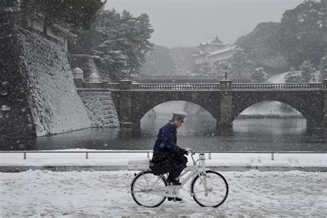 Heavy Snow Hits Tokyo For First Time In Years NBC News