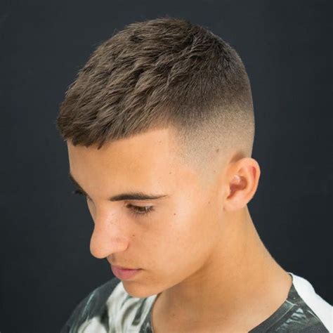 Coiffure facile cheveux mi long noel; 1001+ idées | Coupe courte dégradée - l'entretien (presque ...