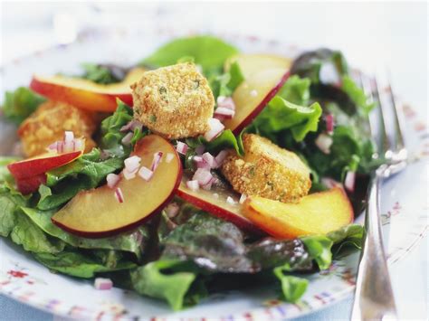 Gr Ner Salat Mit Nektarinen Und Panierten Camembert St Ckchen Rezept Eat Smarter