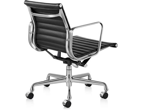 However, the eames aluminum group marked their first use of the material for structural side members and represented a major departure from the concept of. Eames® Aluminum Group Management Chair - hivemodern.com