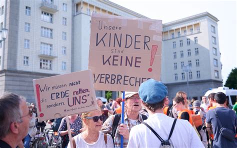 Letzte Generation wechselt die Protestform - Friedlicher Marsch in Berlin