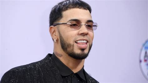 Anuel genera polémica y critica a Bad Bunny por vestirse de mujer