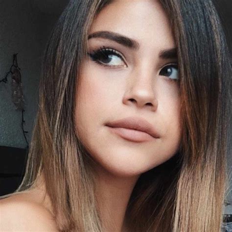 No This Isnt Selena Gomez — Just Her DoppelgÄnger