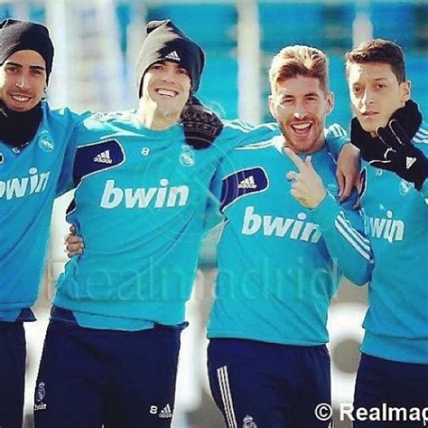 Weltmeister sami khedira hat den wechsel des fünfmaligen weltfußballers cristiano ronaldo von real madrid zu seinem klub juventus turin begrüßt. Sami Khedira Sergio Ramos Mesut Ozil and Kaka | Futebol ...