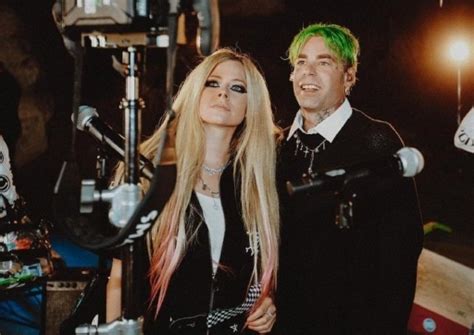 Avril Lavigne E Mod Sun Realizam Primeira Performance De “flames” Na Tv