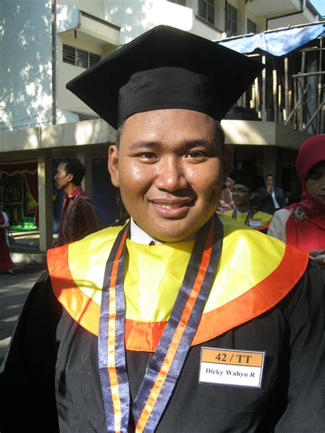 Foto Wisuda Polinema Politeknik Negeri Malang Budi Utomo Peternak Jangkrik Tulungagung