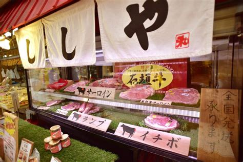 那覇公設市場の和ミート直営店 The 肉屋 （ししや） のカウンターでおひとりさまでも気軽に鉄板焼き Me Myself And I