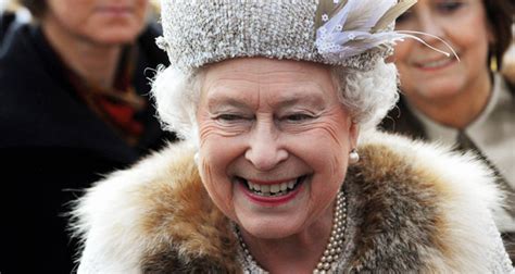 وتتمتع الملكة البريطانية بدور شرفي أو رمزي في الحياة السياسية. الفرو الحقيقي ممنوع في ملابس الملكة إليزابيث الثانية | Bitajarod - Online Magazine