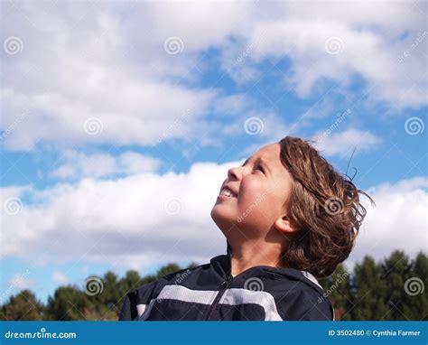 Jeune Garçon Regardant Vers Le Ciel Photo Stock Image Du Paix Enfant