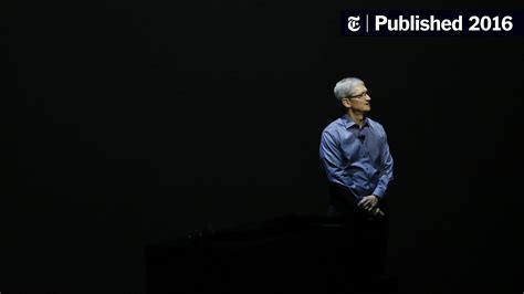 Apple Shareholders Show Their Support For Tim Cook The New York Times