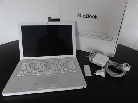 Photo Apple Macbook 24 Ghz Intel Core 2 Duo Apple Macbook 24 Ghz
