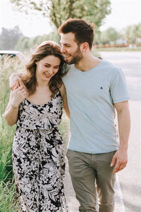Natural light photoshoot in harsh sunlight, behind the scenes in bali. Romantic ideas for your couple photoshoot. Couple street ...
