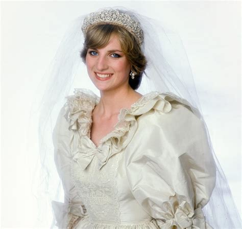You Can Now Catch A Glimpse Of Princess Dianas Iconic Wedding Dress At The Kensington Palace
