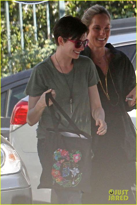 Anne Hathaway Steps Out After False Pregnancy Rumors Photo