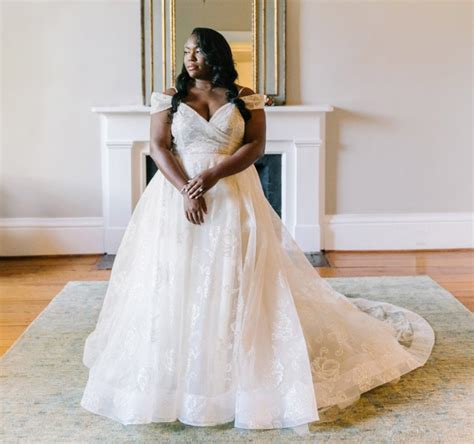 Comprised of rich fabrics such as silk shantung, sparkle tulle, victorian lace, and patterned organza, lazaro gowns embody enchantment that bride's wish to achieve for their special day. Lazaro Emma 3850 Preloved Wedding Dress Save 67% - Stillwhite