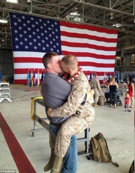 美一名男同性恋士兵战场归来当众上演热吻图新闻腾讯网