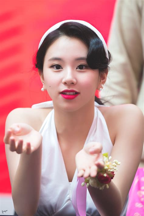 In this same respect, the music video consists of several scenes. smol and iconic son chaeyoung @ WIL fansign | allkpop Forums